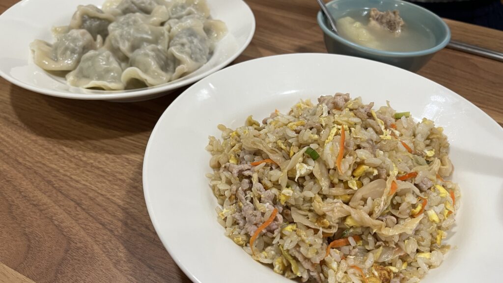 泡菜豬肉蛋飯（漬物、豚肉、卵のチャーハン),茴香豬肉水餃（フェンネルと豚肉の水餃子）,苦瓜排骨湯（ゴーヤとスペアリブのスープ）