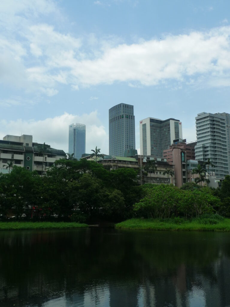 松山文創園區の池と台北の街の様子