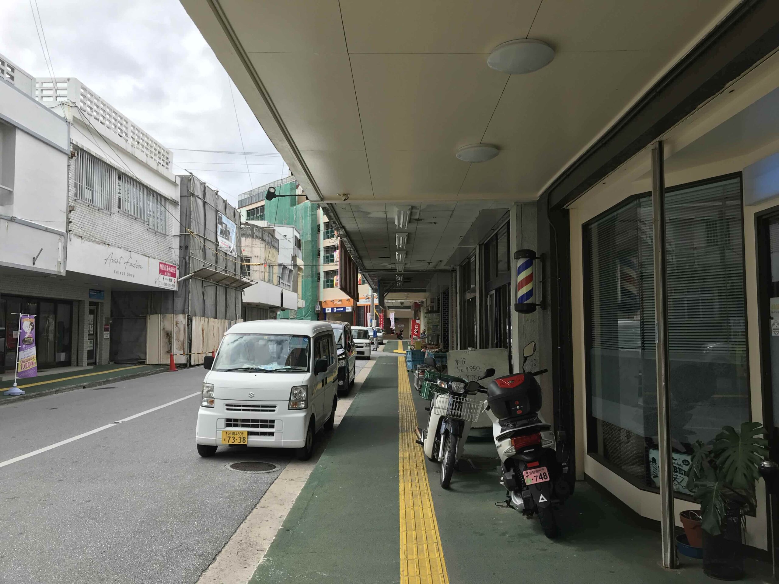 日本の沖縄県宜野湾市普天間にある台湾の歩道空間「騎樓」[チーロウ]と似たような場所の様子