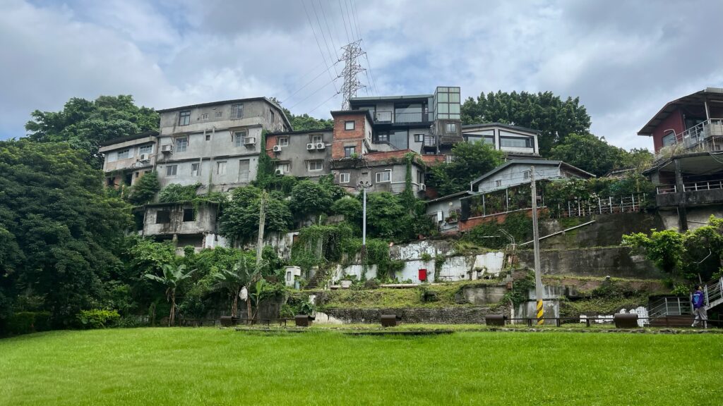 台湾台北にあるスラムを芸術村に変えた有名な観光地。寶蔵巌国際芸術村