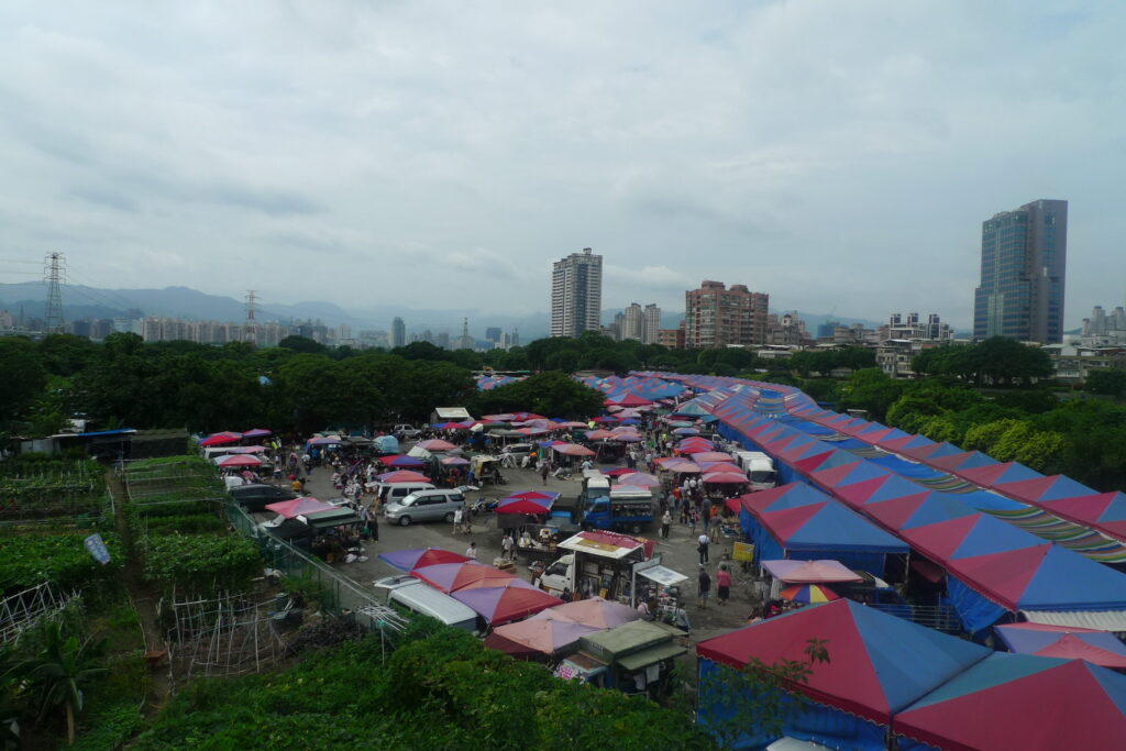 福和観光市集を橋からみた様子