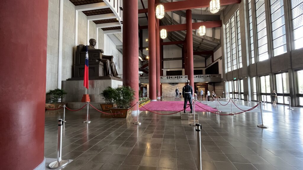 台北観光の人気スポット国父記念館の外観。平日は人が少なくゆったり散策できる